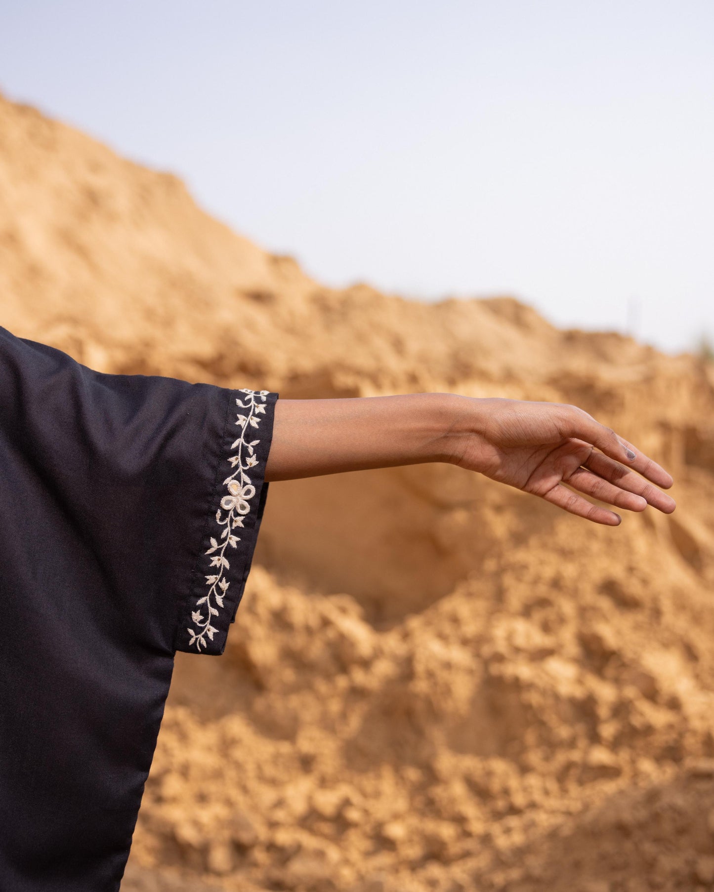 LINEAR KAFTAN - BLACK