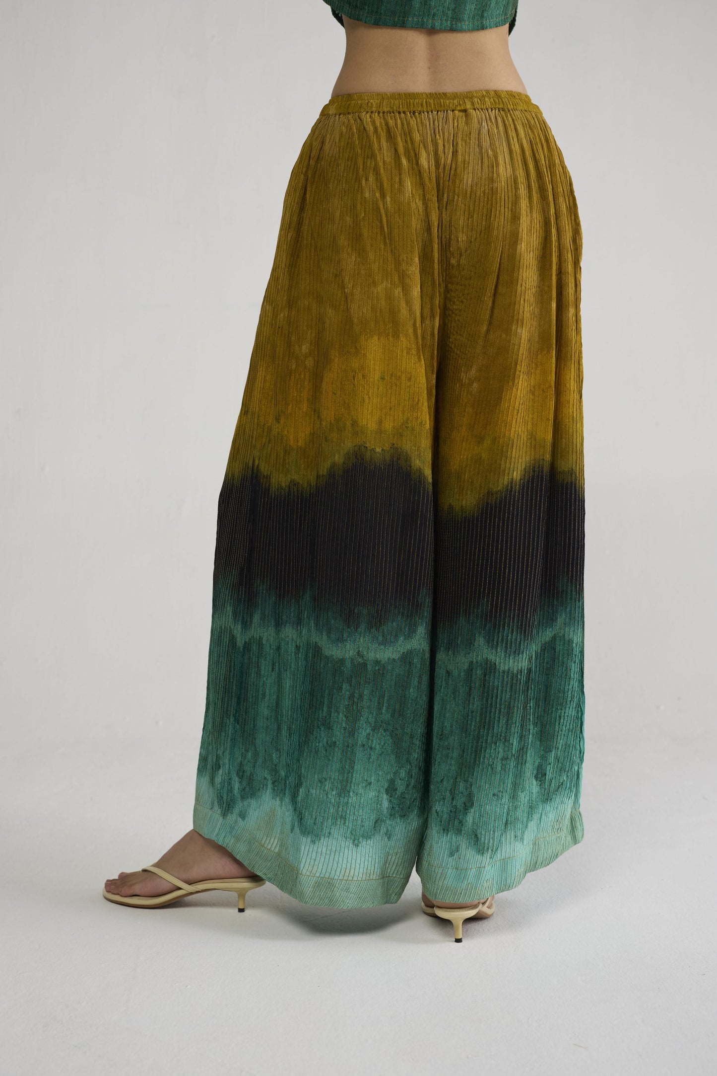 URI PINTUCKS FLARED PANTS