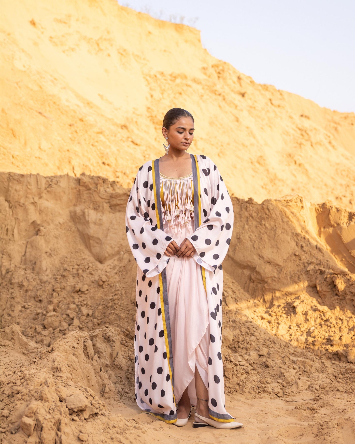 SAGA SHRUG - Desert sand