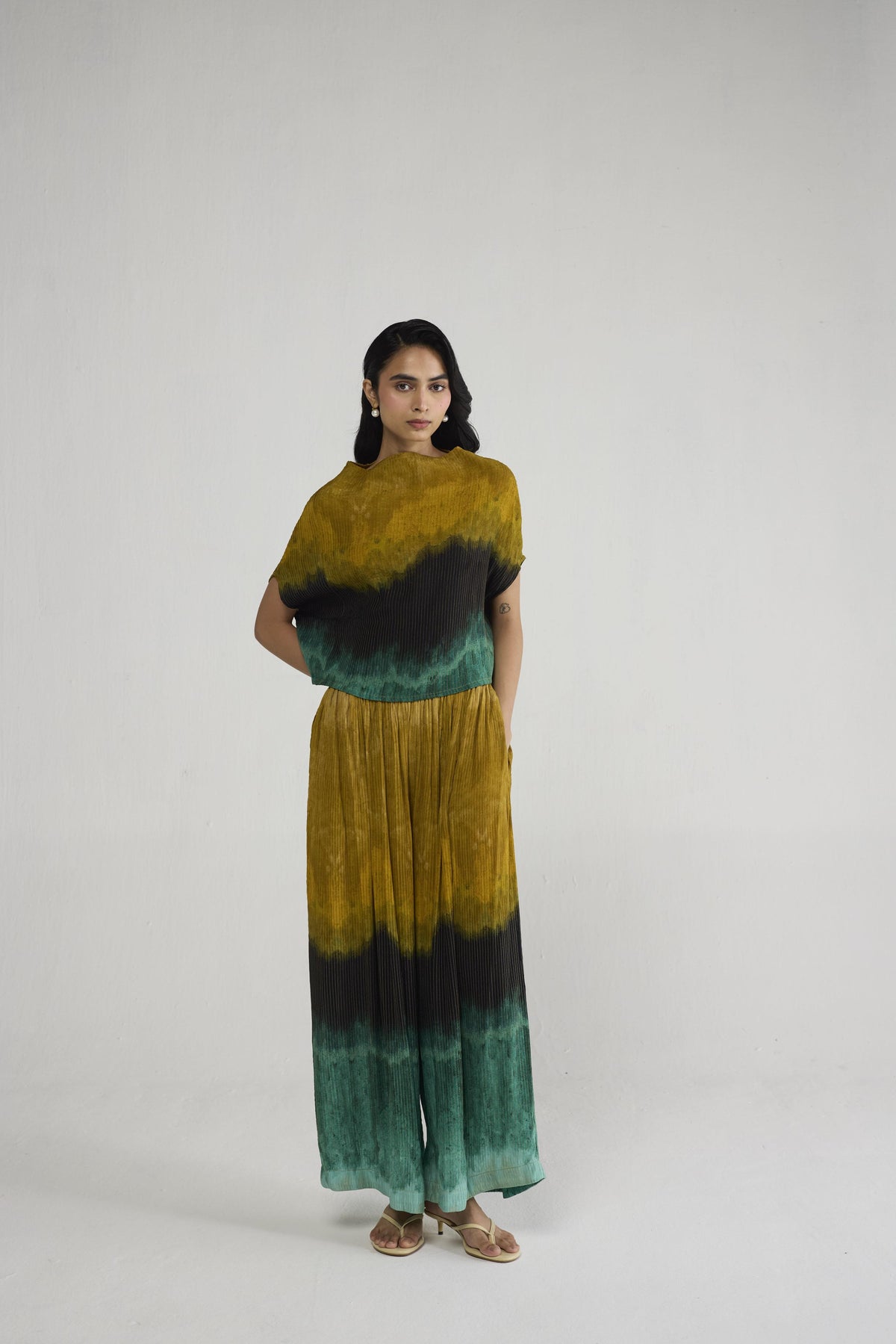 URI PINTUCKS TOP