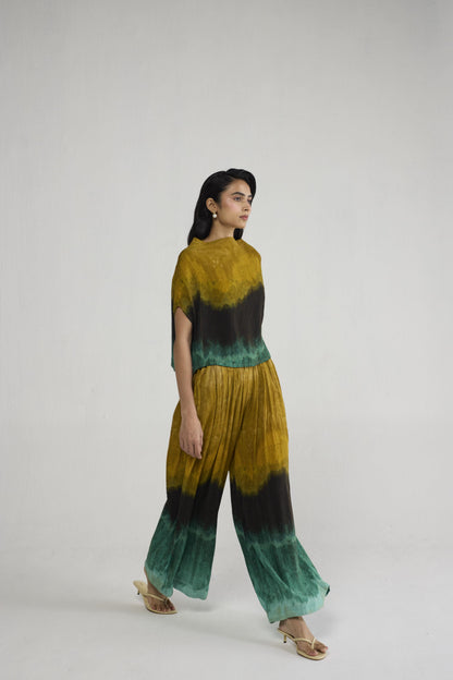 URI PINTUCKS FLARED PANTS