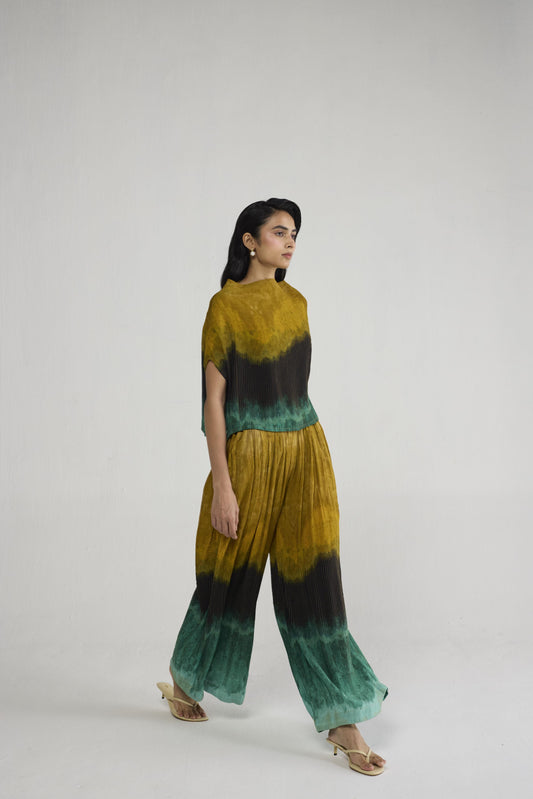 URI PINTUCKS FLARED PANTS