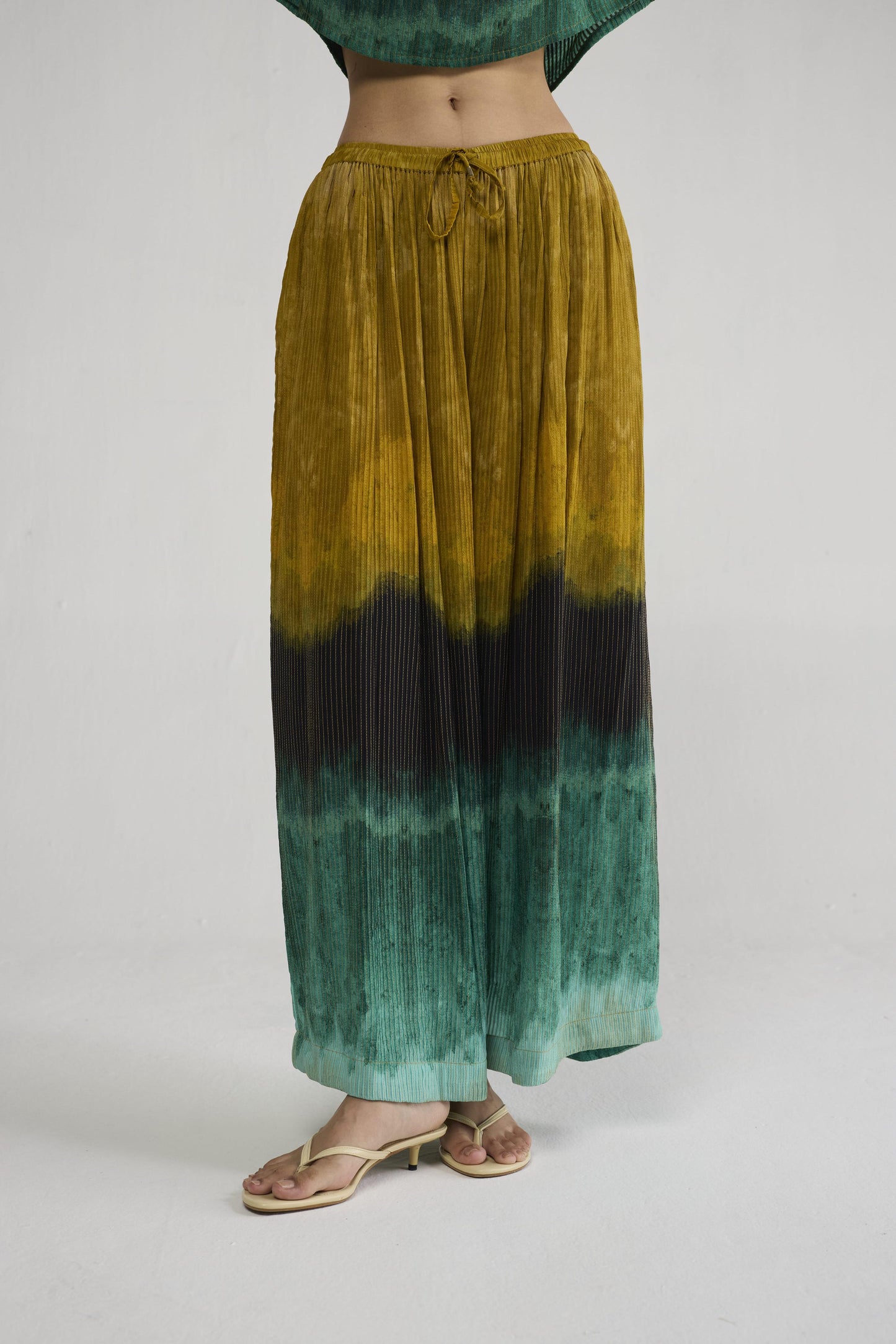 URI PINTUCKS FLARED PANTS