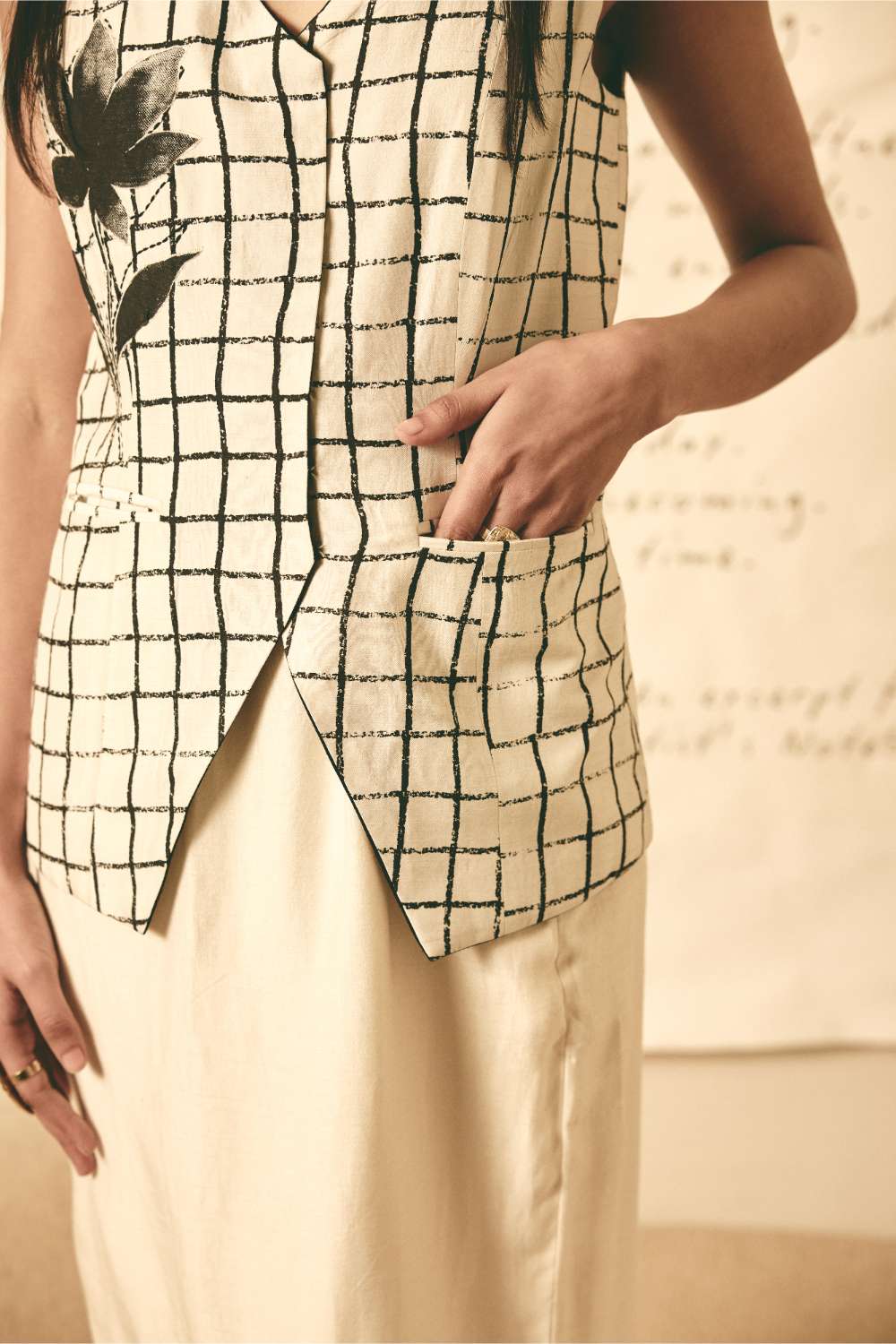 AN Reversible Waistcoat with Bloom Pencil Skirt