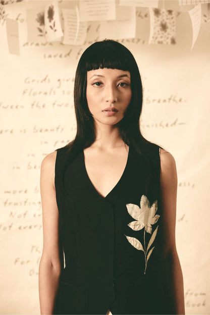 AN Reversible Waistcoat with Bloom Pencil Skirt