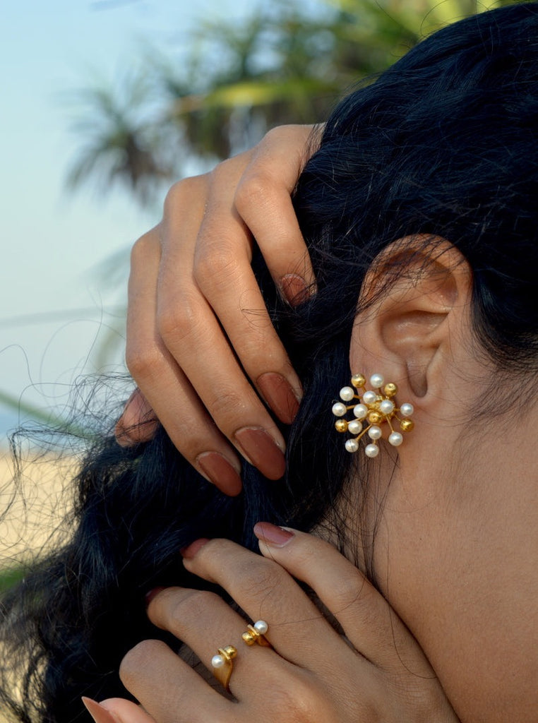 Perola Studs Earrings