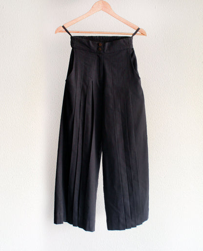 Shadow grey pleated pants