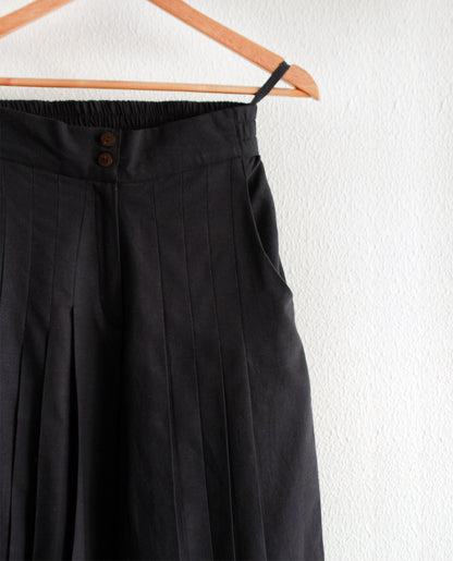 Shadow grey pleated pants